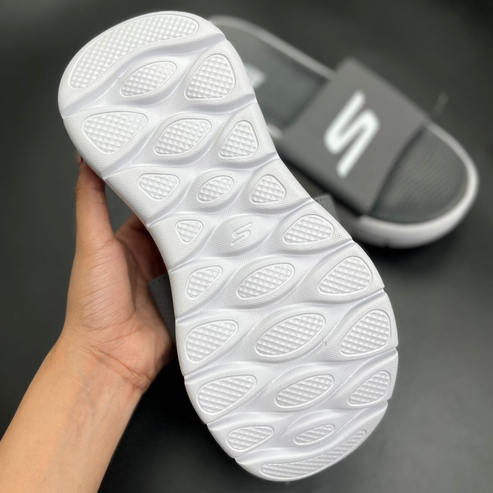 SKCHRS-MAX-CUSHION-SLIDES-GREY
