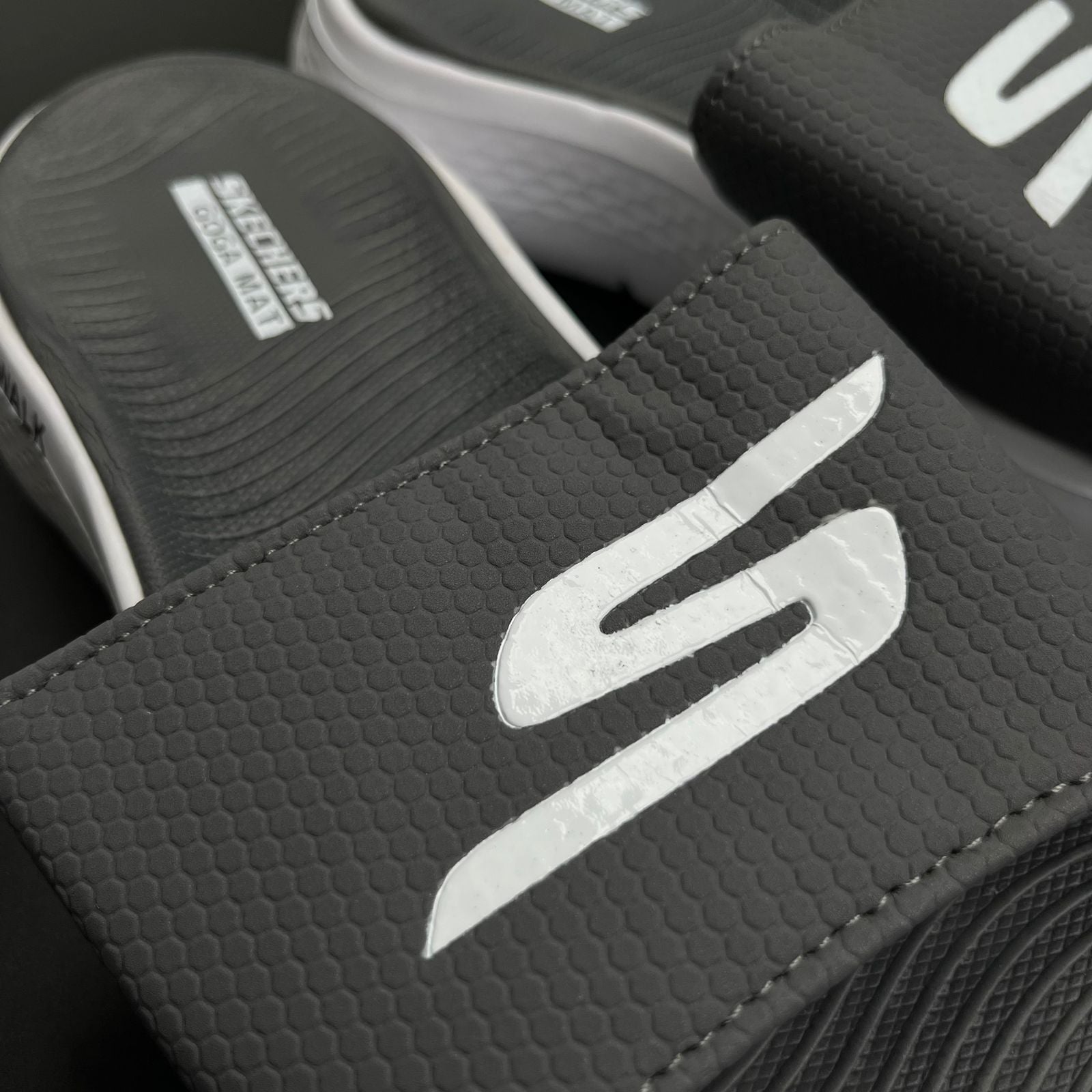 SKCHRS-MAX-CUSHION-SLIDES-GREY