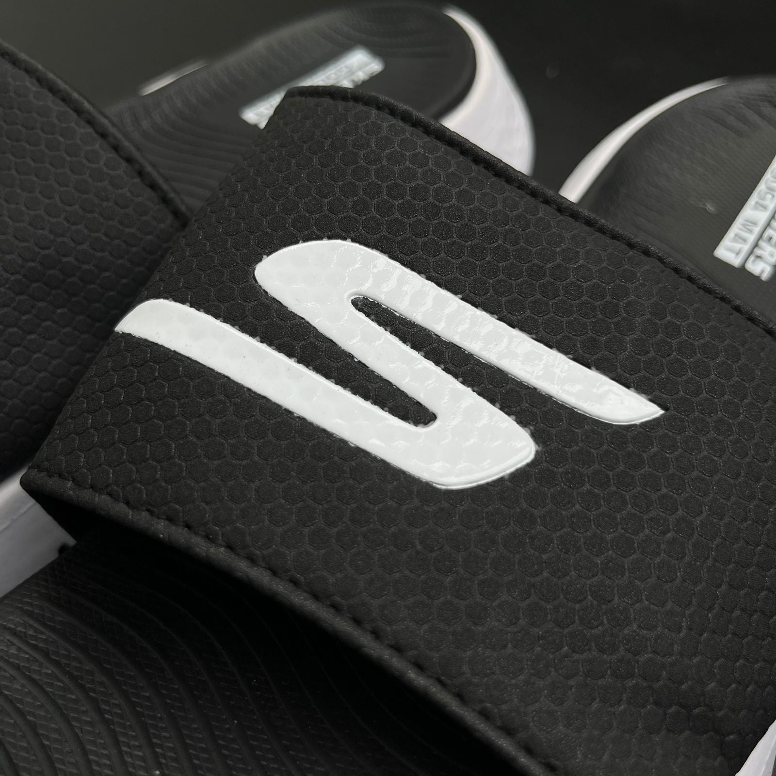 SKCHRS-MAX-CUSHION-SLIDES-BLACK