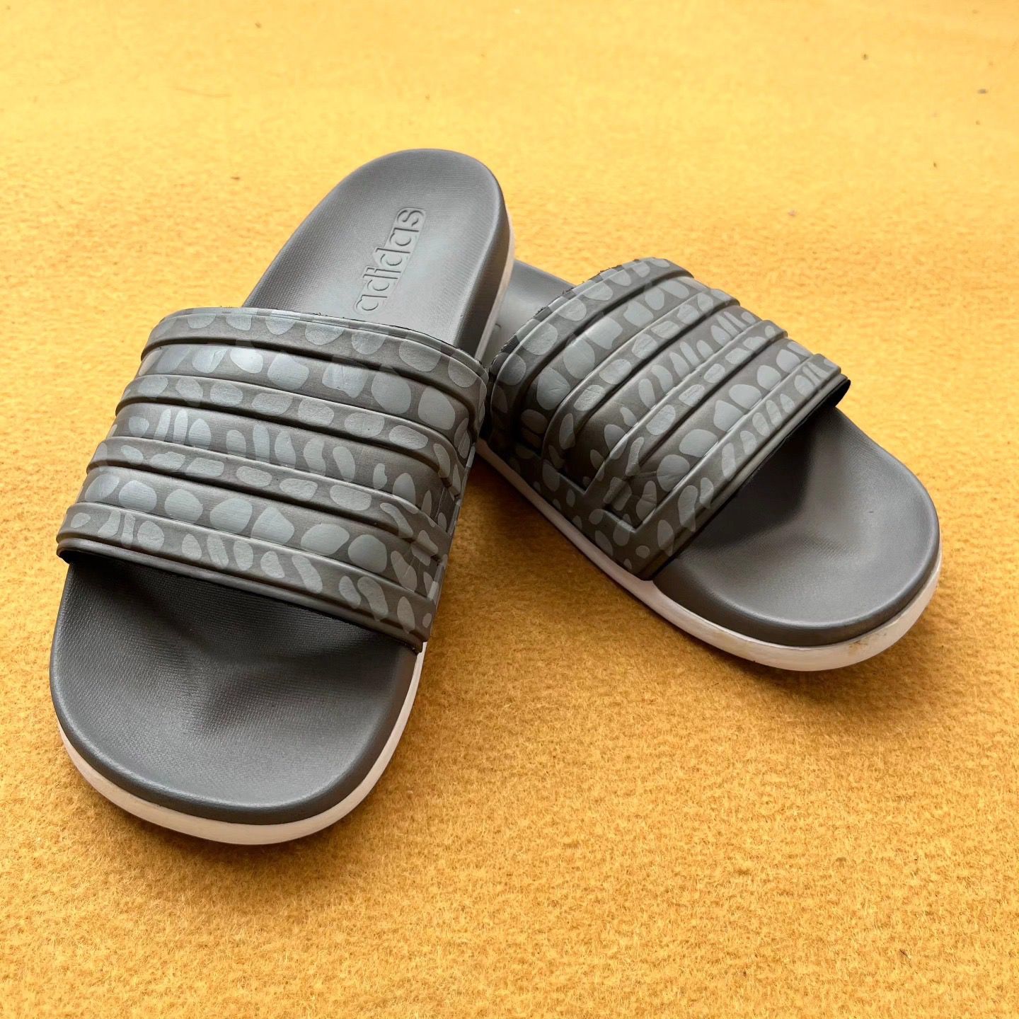 ADIDS-PRINTED-ADILETTE-SLIDES (GREY)