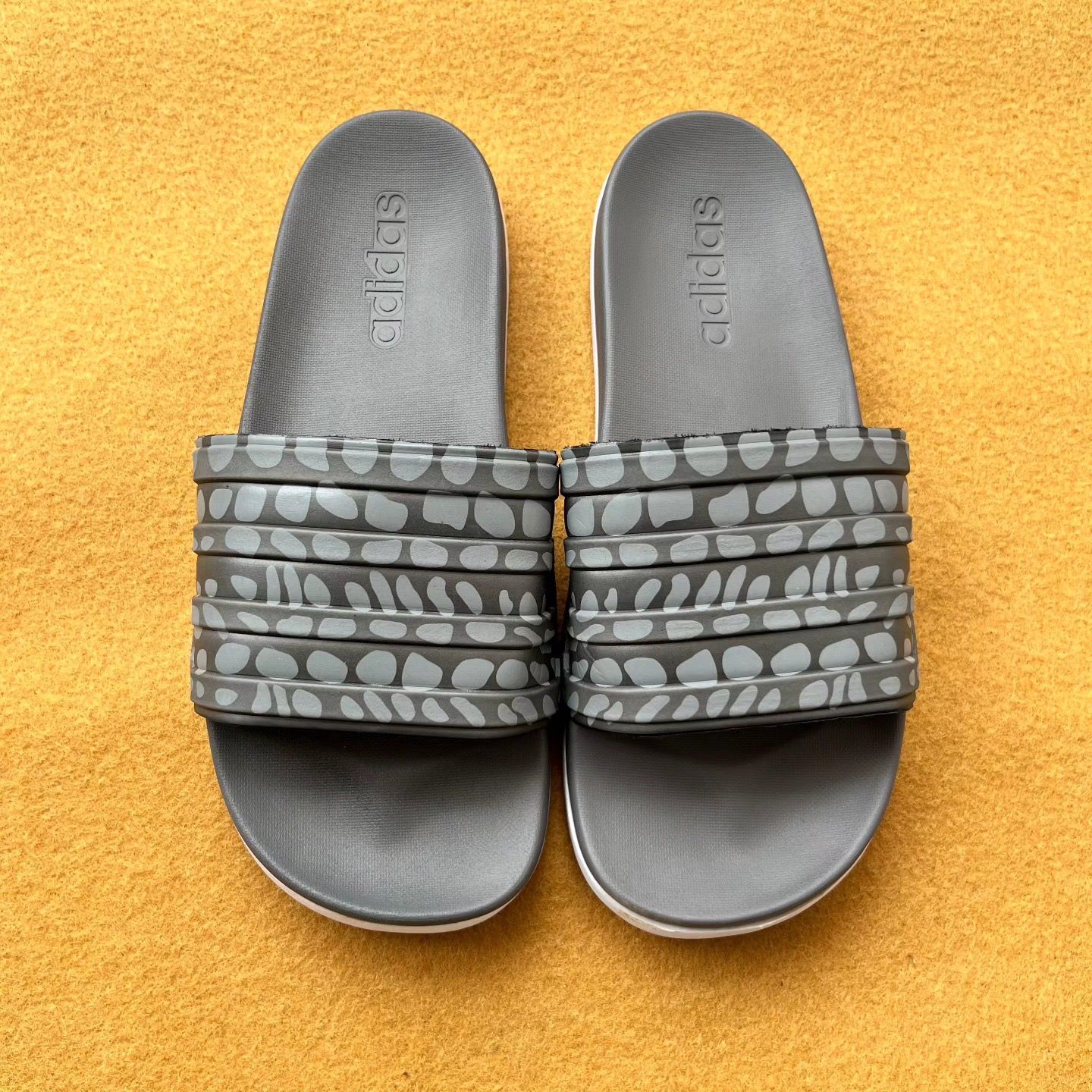 ADIDS-PRINTED-ADILETTE-SLIDES (GREY)