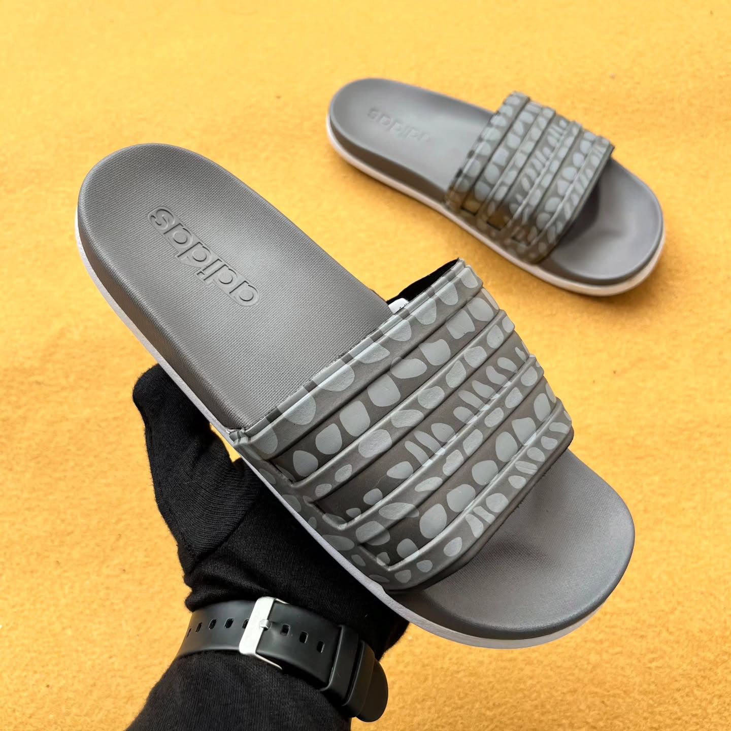 ADIDS-PRINTED-ADILETTE-SLIDES (GREY)