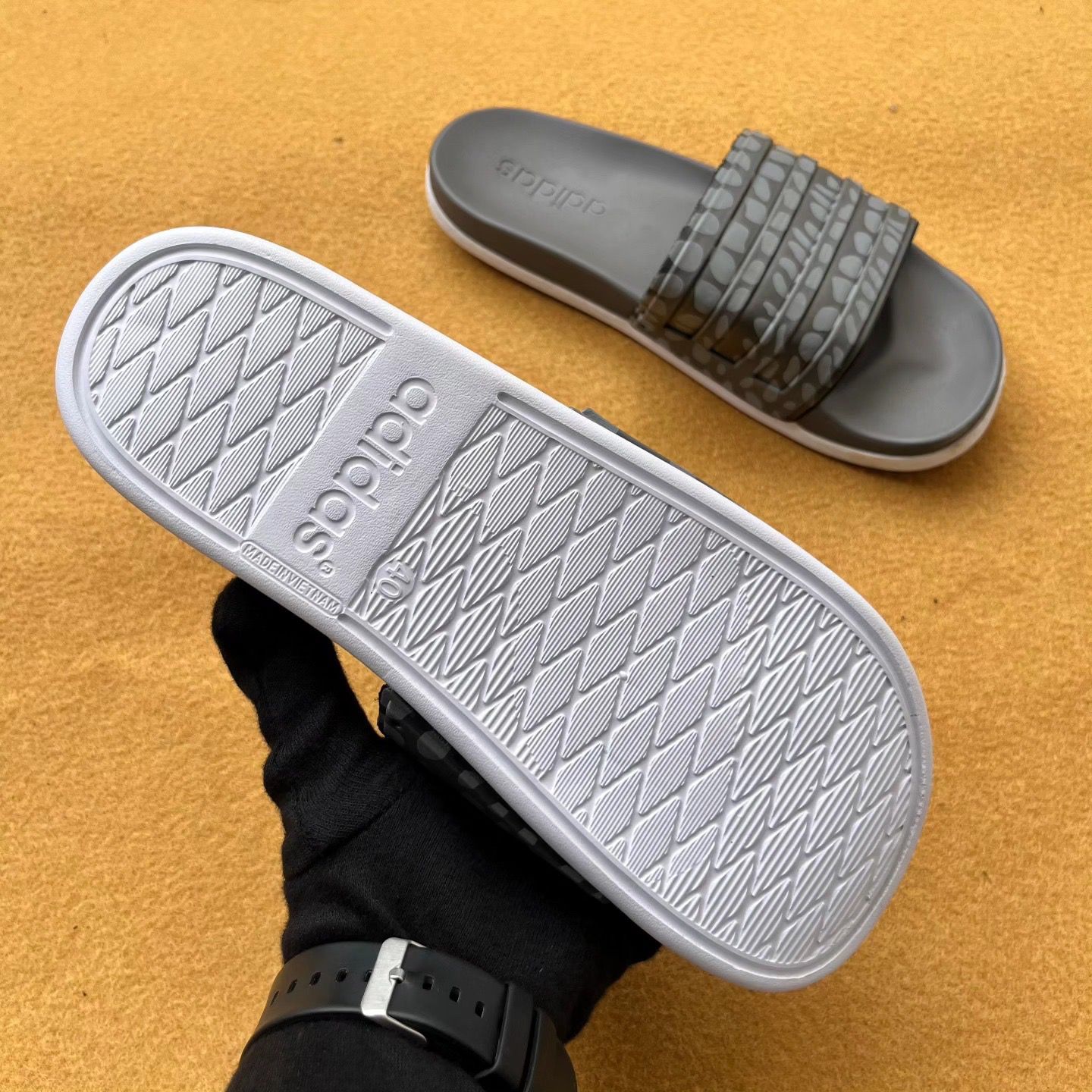 ADIDS-PRINTED-ADILETTE-SLIDES (GREY)