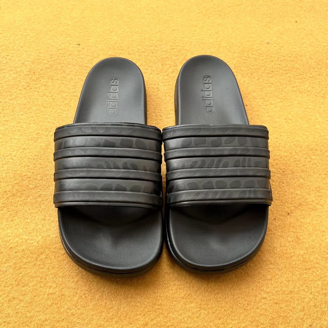ADIDS-PRINTED-ADILETTE-SLIDES (FULL BLACK)
