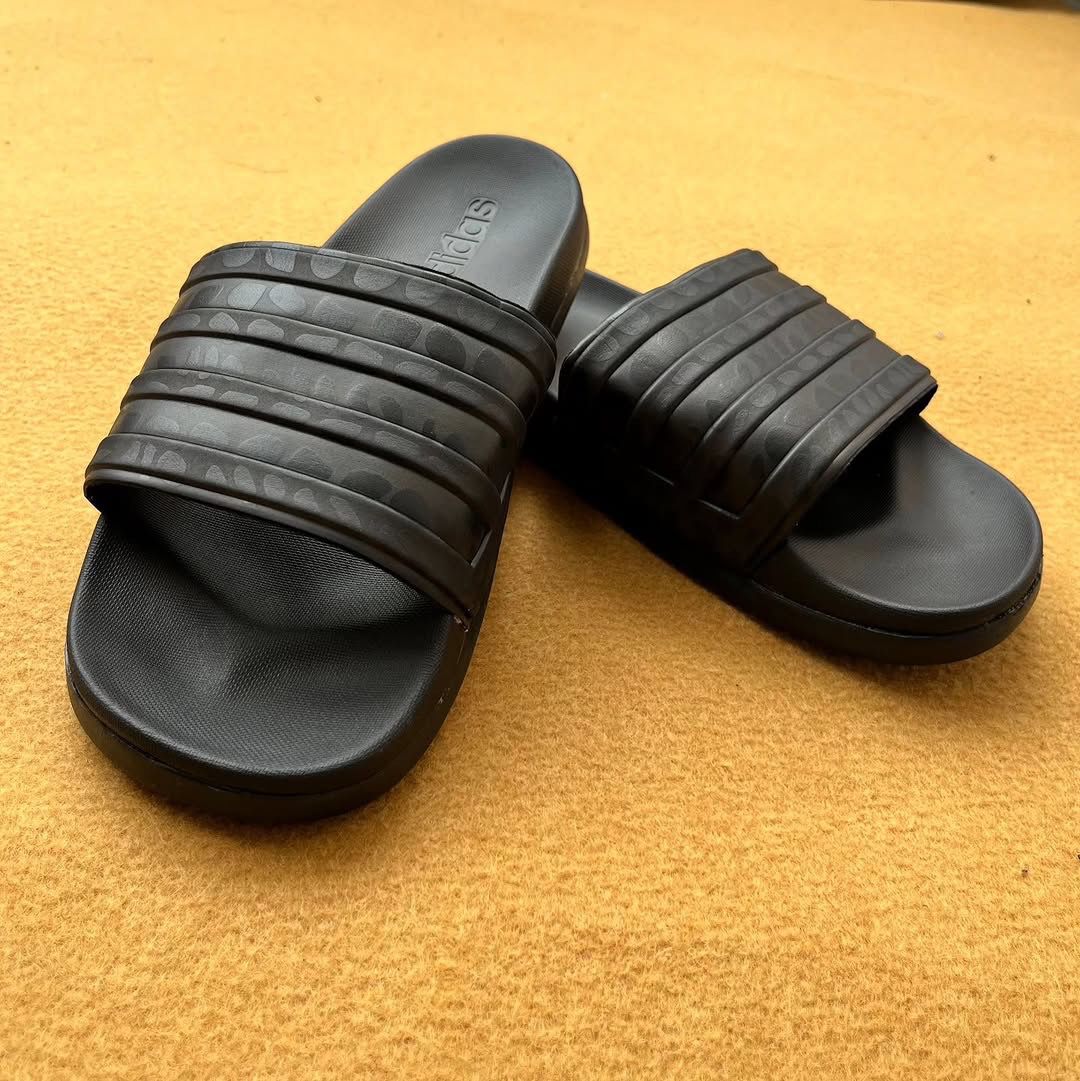ADIDS-PRINTED-ADILETTE-SLIDES (FULL BLACK)